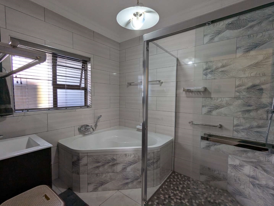 5 Bedroom Property for Sale in Fraaiuitsig Western Cape
